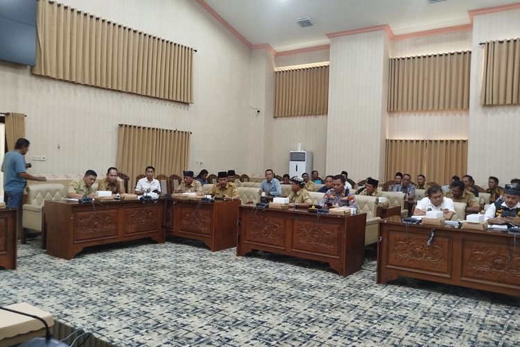 Suasana rapat dengar pendapat membahas peredaran miras di Banyuwangi khususnya Kecamatan Tegaldlimo di Gedung DPRD Banyuwangi, Selasa, (14/1/2025)
