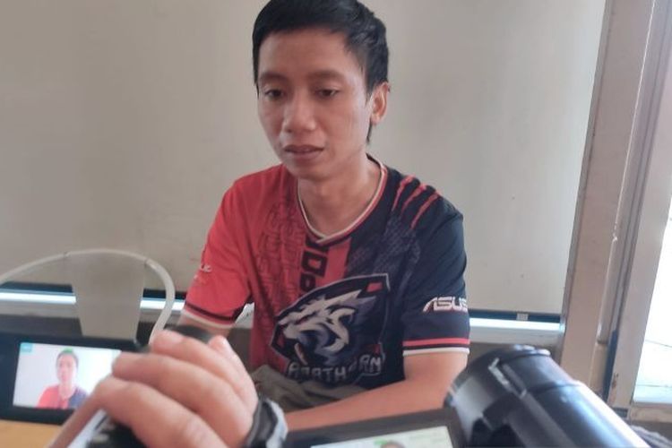 Korban kejahatan Tindak Pidana Perdagangan Orang (TPPO) Nur Fajri menceritakan krolologi saat menjadi korban hingga mendapat perlakuan siksaan oleh pelaku kepada wartawan di Makassar, Sulawesi Selatan, Kamis (5/10/2023). 