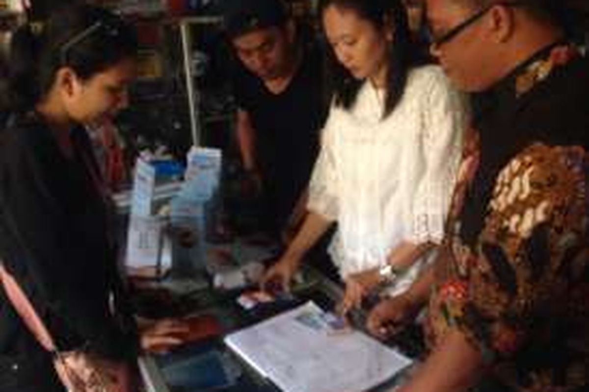 Transaksi Asuransi Mikro di Agen BRILink Cemerlang di Bogor, Rabu (31/8/2016).