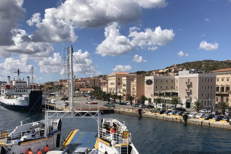 Pemandangan umum menunjukkan kapal dari Palau berlabuh di pelabuhan kepulauan Maddalena di lepas pantai Sardinia, Italia pada 17 September 2017.
