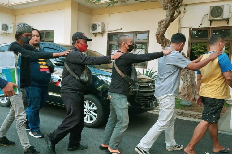 Tersangka dan saksi pengeroyokan yang menyebabkan KP tewas menghadiri gelar kasus di Polrestabes Semarang, Selasa (27/9/2022).