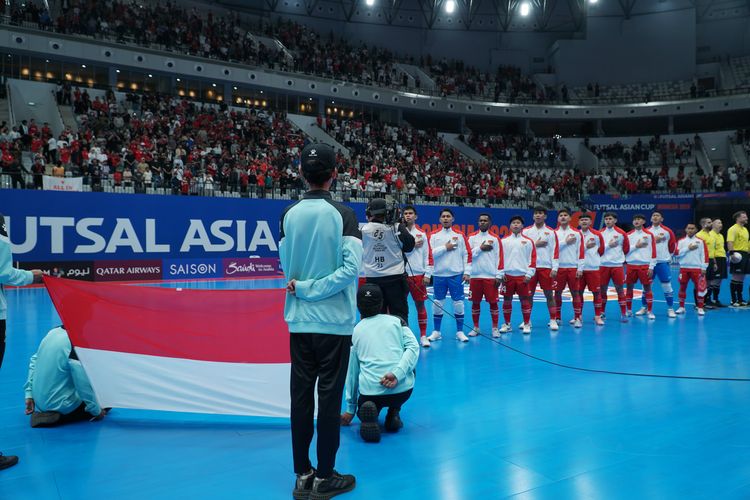 Pemain Timnas Indonesia menyanyikan Indonesia Raya jelang laga Grup A Piala Asia Futsal 2026 Timnas Futsal Indonesia vs Korea Selatan di Indonesia Arena, Jakarta, 27 Januari 2026.