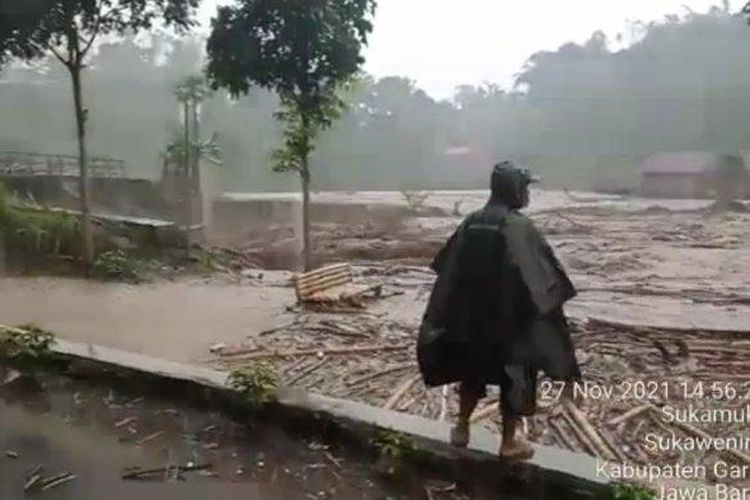 Banjir bandang menerjang Kampung Ciloa, Desa Sukamukti, Kecamatan Sukawening, Kabupaten Garut, Sabtu (26/11/2021) sore. 
