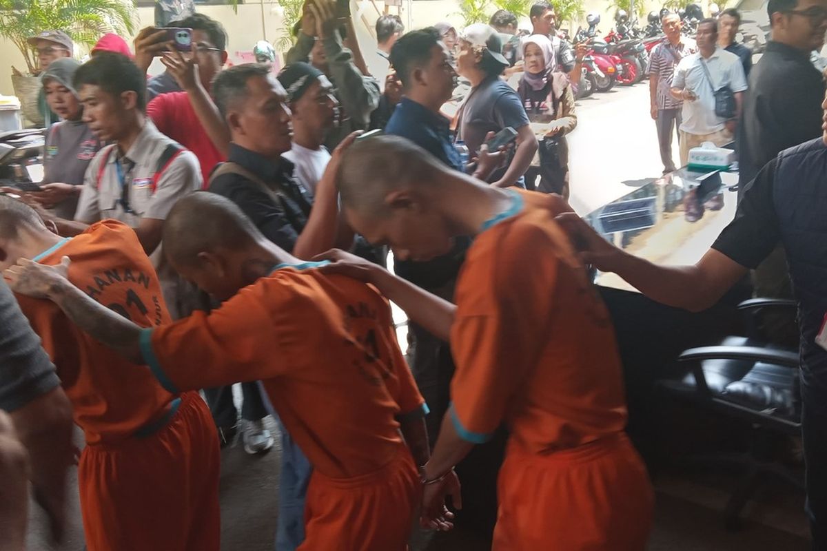 Tiga orang pelaku curas yang mengaku polisi gadungan digelandang ke mako Polres Cianjur, Selasa (29/10/2024)