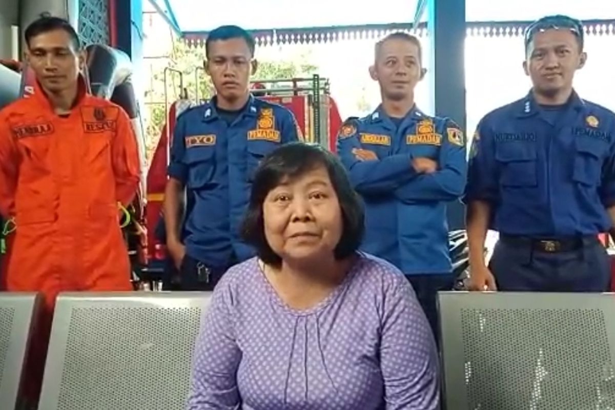 Nunung Nurhayati (54) dan petugas Damkar Kembangan yang berhasil memutuskan cincin yang melingkar di jari manis tangan kiri.