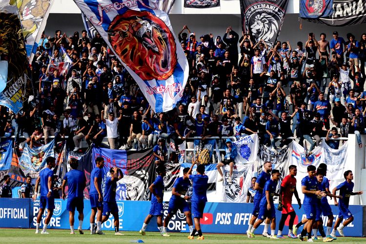 Ribuan Aremania mendukung Arema FC saat uji coba melawan PSIS Semarang yang berakhir dengen skor 2-1 di Stadion Jatidiri Semarang, Sabtu (4/6/2022) sore.