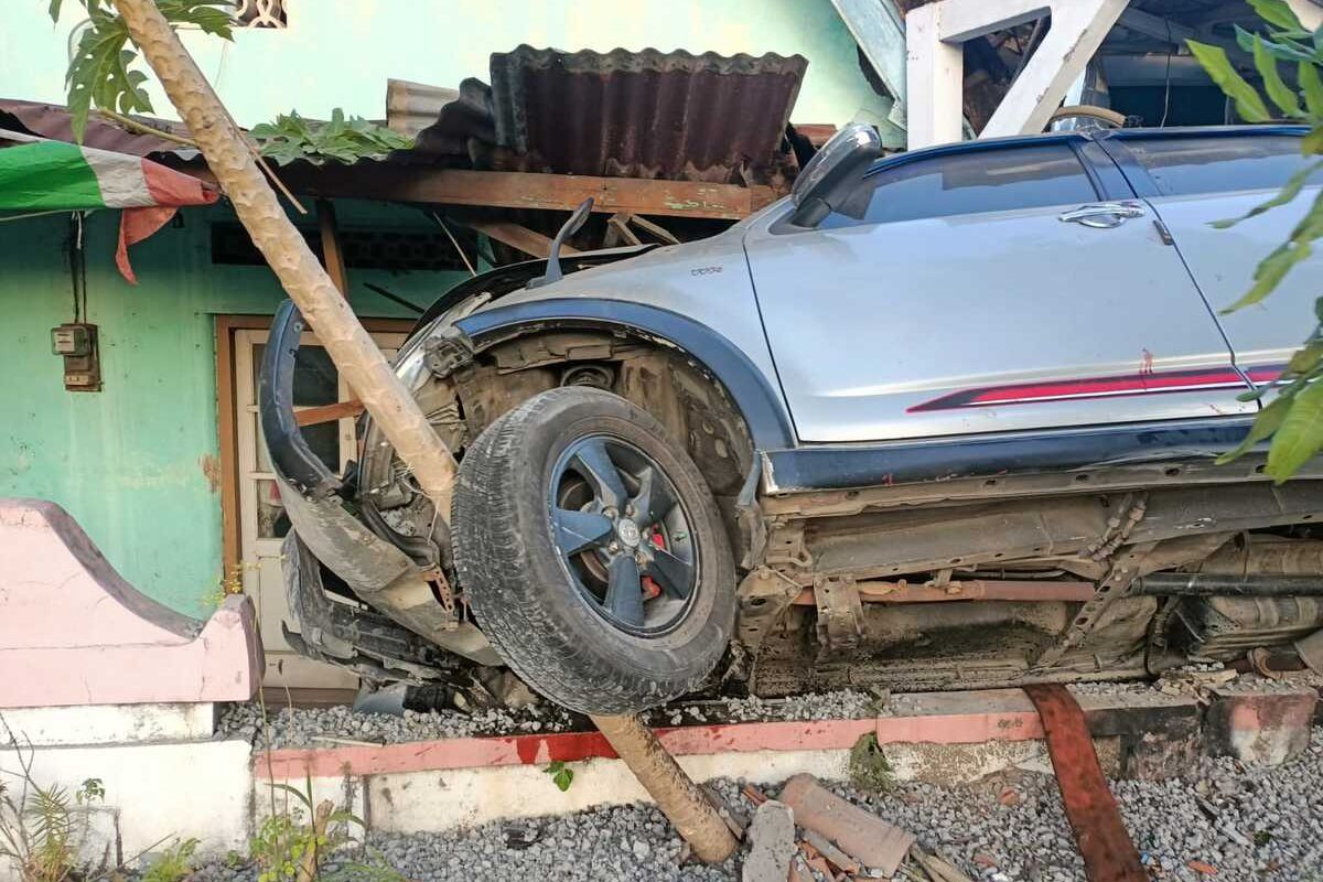 RUSAK—Teras rumah warga di Jalan Raya Sukoharjo - Wonogiri, Dusun Nanggan, Desa Gemantar, Kecamatan Selogiri, Kabupaten Wonogiri, Jawa Tengah rusak setelah sebuah mobil menabrak karena sopir dalam kondisi mengantuk, Sabtu (14/8/2021) pagi.