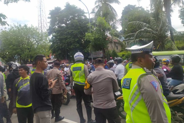 Kemacetan parah terjadi di Jalan Jenderal Sudirman, kota Ambon saat pelaksanaan eksekusi lahan di kawasan Arema, desa Batu Merah, kecamatan Sirimau, kota Ambon, Selasa (31/1/2023)