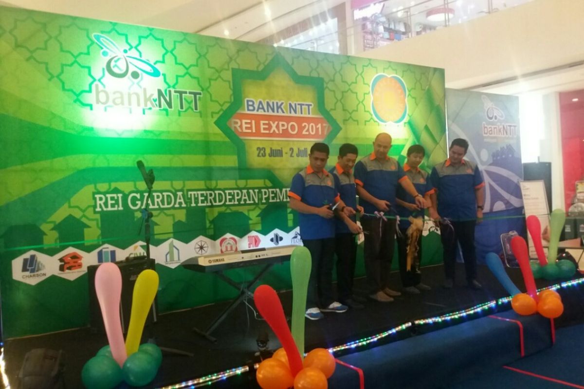 Para pengurus DPD Real Estat Indonesia (REI) Provinsi Nusa Tenggara Timur, saat membuka kegiatan REI EXPO VII yang digelar di Lippo Plaza Kota Kupang, NTT, Jumat (23/6/2017) malam.