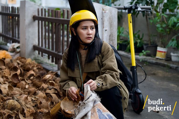 Aktris Prilly Latuconsina dalam film Budi Pekerti karya sutradara Wregas Bhanuteja.