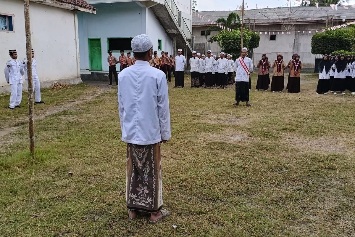 Santri di Lumajang uoacara menggunakan sarung khas pesantren, Sabtu (17/8/2024)