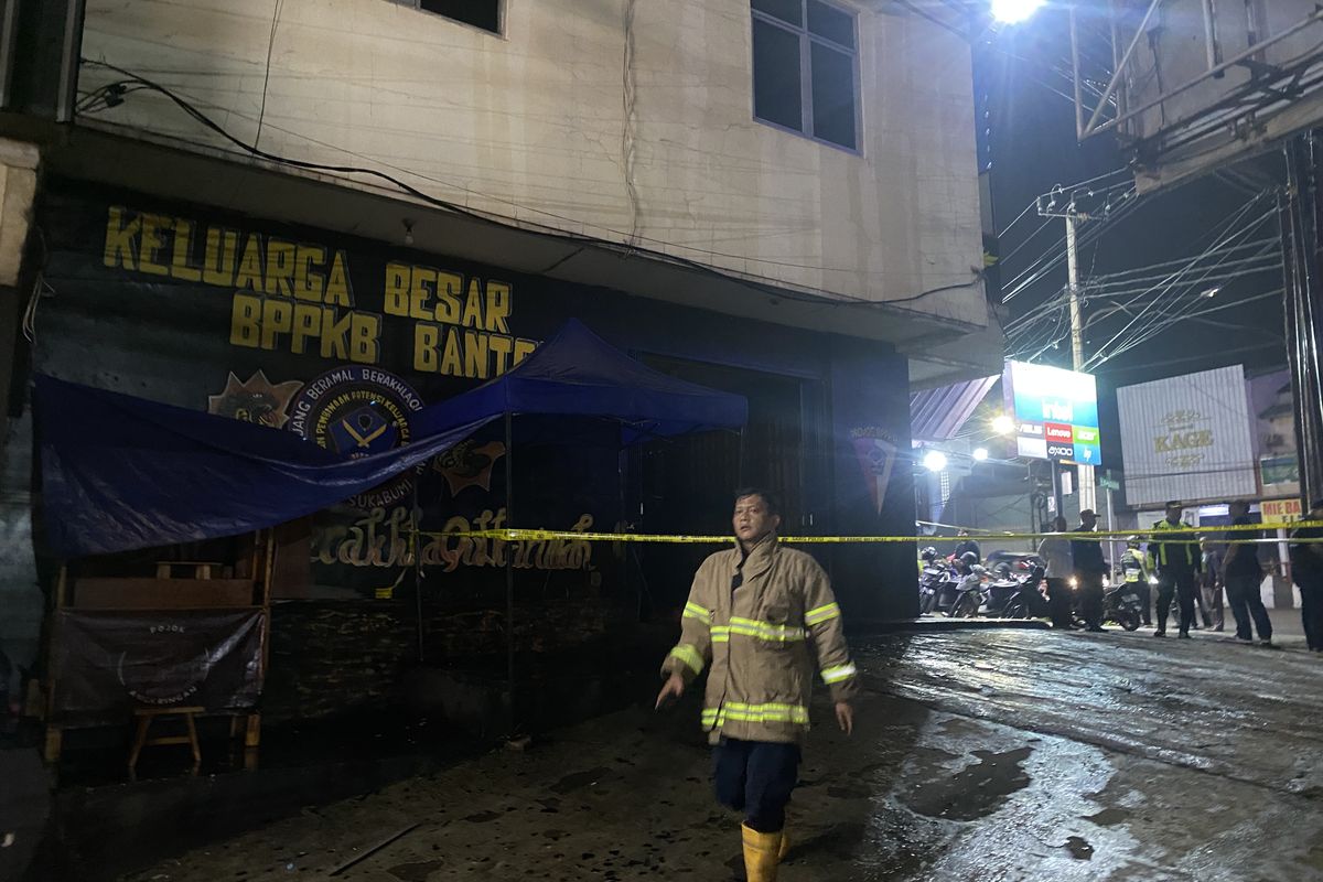 Nampak depan bangunan ormas yang dipahap si jago merah di lantai 3. Kamis (26/6/2025) malam.