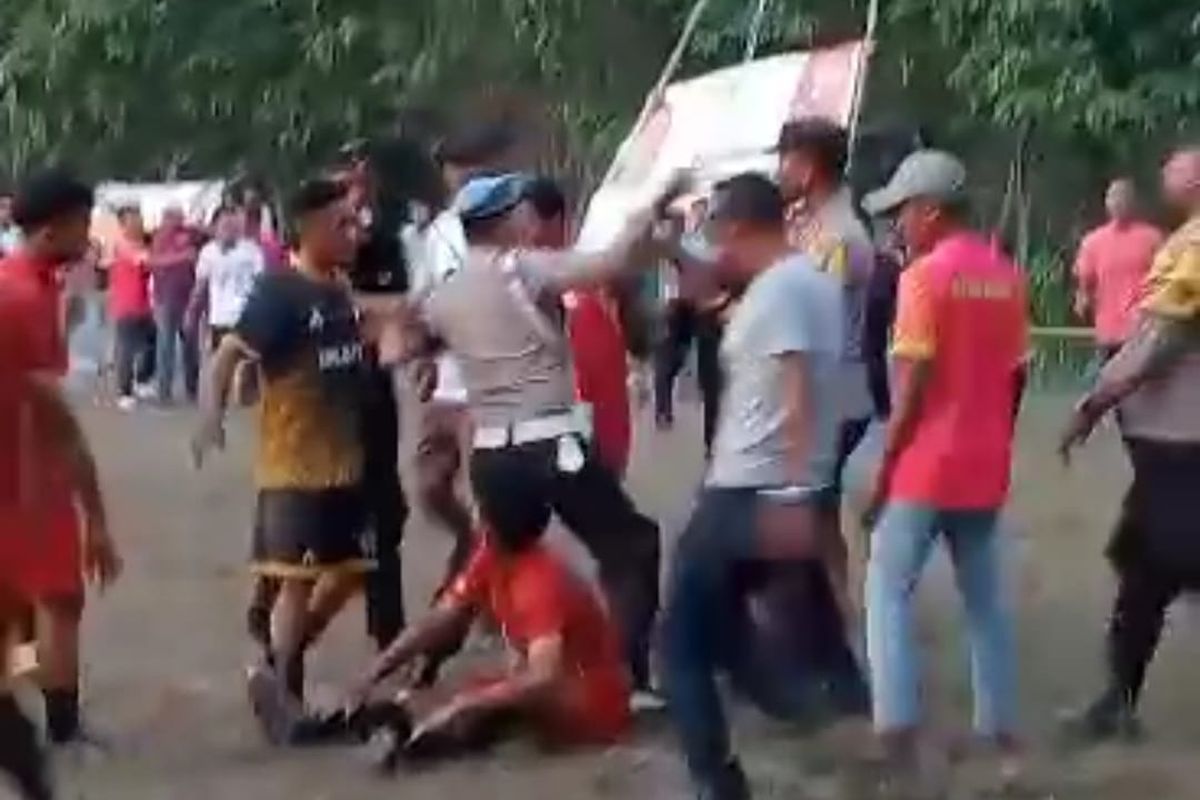 Liga atau turnamen sepak bola yang digelar oleh Ikatan Pemuda Kandis, Kecamatan Buru, Kabupaten Karimun, Kepulauan Riau (Kepri) mendadak ricuh, Selasa (26/9/2023). Bahkan dari kericuhan ini, sejumlah pemain sepak boleh tersebut dilaporkan mengalami luka-luka akibat pukulan yang dilakukan sejumlah reporter dari masing-masing tim yang sedang bertanding.