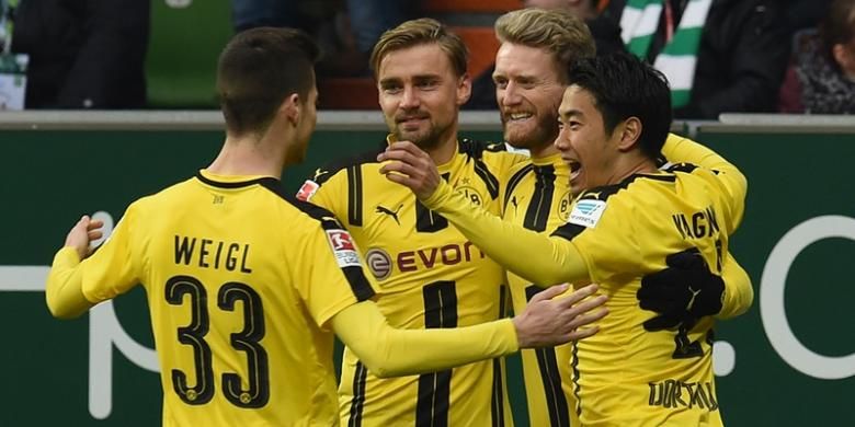 Gelandang Borussia Dortmund, Andre Schuerrle (2 dari kanan), mendapat sambutan dari Shinji Kagawa (kanan), Marcel Schmelzer (2 dari kiri) dan Julian Weigl (kiri), setelah mencetak gol ke gawang Werder Bremen dalam laga Bundesliga di Bremen, Sabtu (21/1/2017).
