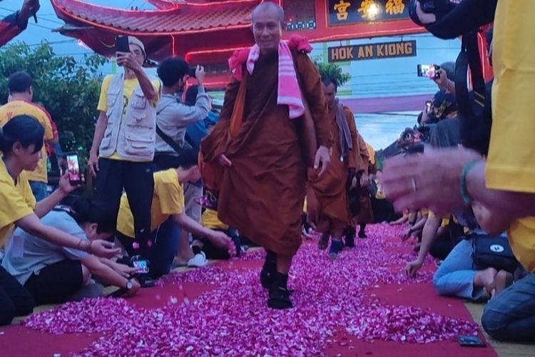Biksu Thudong Tiba di Kelenteng Hok An Kiong Magelang, Disambut Barongsai dan Tabur Bunga