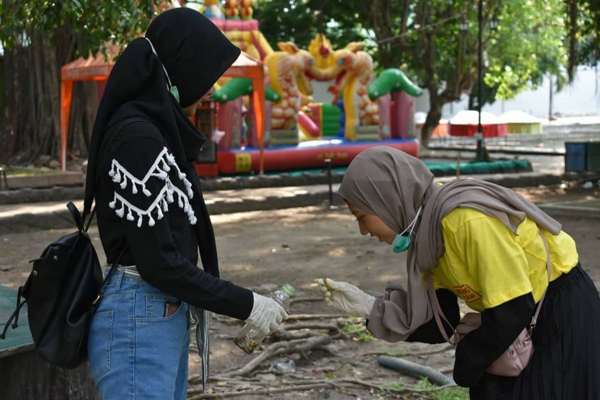 Anak-anak yang tergabung dalam Forum Anak Surakarta (FAS) mengikuti aksi memungut puntung rokok yang diadakan Yayasan Kepedulian untuk Anak Surakarta (Kakak) di tempat umum yang ada di Kota Solo, Jawa Tengah pada Maret 2019. Kegiatan ini diadakan untuk semakin menyadarkan anak akan bahaya rokok.