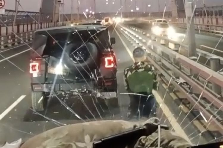 Kecelakaan Beruntun di Suramadu, Mobil Maung Ringsek Diseruduk Bus