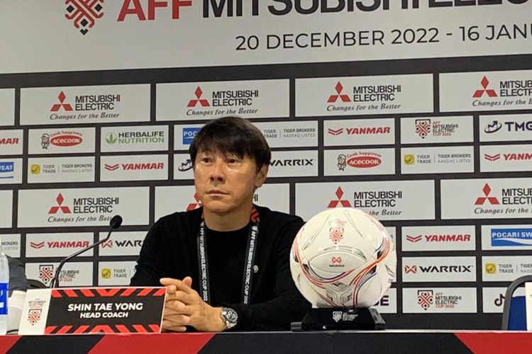 Pelatih timnas Indonesia, Shin Tae-yong, saat sesi konferensi pers seusai pertandingan kontra Brunei Darussaalam dalam babak penyisihan Grup A Piala AFF 2022 pada Senin (26/12/2022). Terdekat, Shin Tae-yong akan memimpin timnas Indonesia menghadapi Thailand pada lanjutan Grup A Piala AFF 2022. Laga timnas Indonesia vs Thailand akan dihelat di SUGBK pada Kamis (29/12/2022).