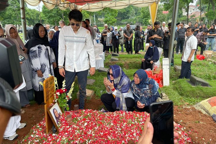 Maxime Bouttier dan Luna Maya hadiri pemakaman Siti Purwanti di TPU Jeruk Purut, Senin (15/1/2024). 