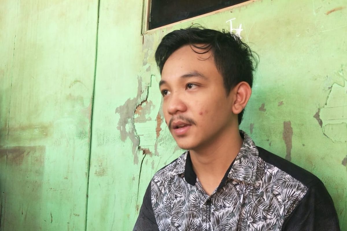 Suami korban yang diberi obat kedaluwarsa oleh Puskesmas Kamal Muara, Penjaringan, Jakarta Utara.
