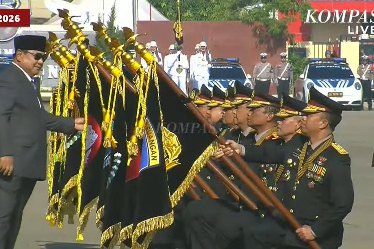 Hari Bhayangkara Ke-80, Enam Personel Polri Terima Bintang Bhayangkara Nararya dari Prabowo