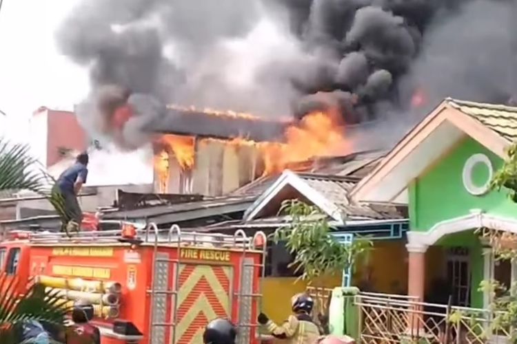 Kebakaran di BTN Axury, Kelurahan Binanga, Kecamatan Mamuju, Kabupaten Mamuju, Sulbar (6/2/2022).