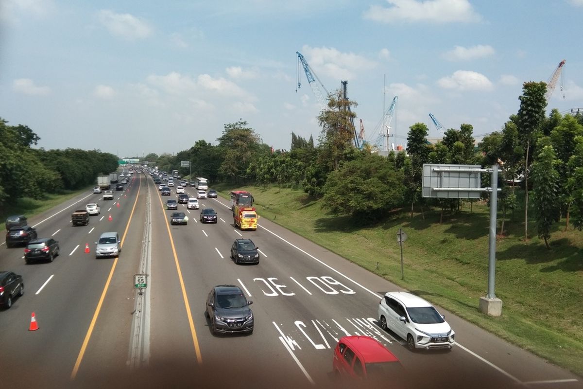 Hari kedua libur panjang, Rabu (29/10/2020) tol Jakarta-Cikampek terpantau padat.