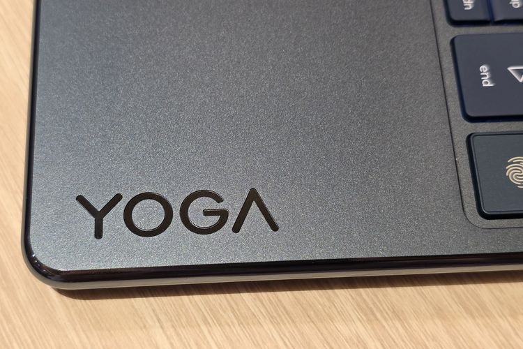 Ujung laptop Lenovo Yoga Slim 9i memiliki desain rounded.