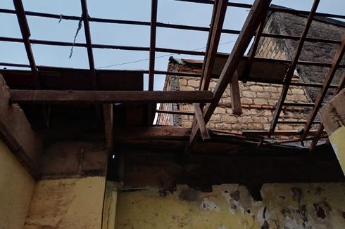 Polisi Bedah Rumah Warga Jaksel yang Atapnya Bocor Bertahun-tahun