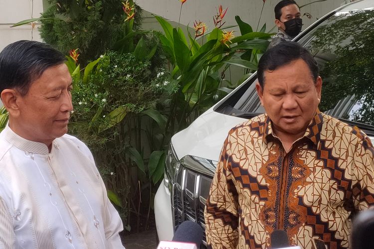 Ketua Dewan Pertimbangan Presiden (Wantimpres) Wiranto dan Menteri Pertahanan Prabowo Subianto usai bertemu di kediaman Wiranto, Jakarta Selatan, Selasa (25/4/2023).