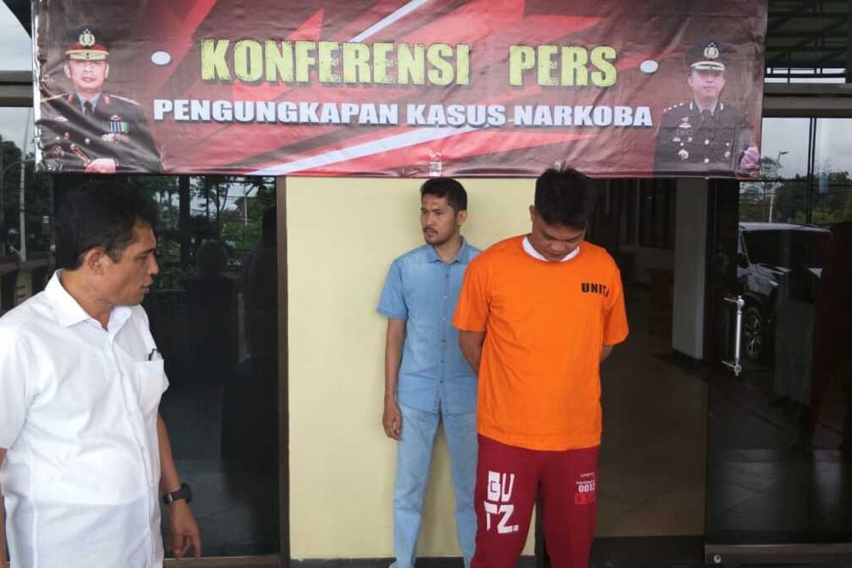 AFS (baju tahanan), pengedar narkoba jenis shabu dan ganja di wilayah Jakarta Timur di Mapolres Metro Jakarta Timur, Kamis (12/12/2019), ditangkap polisi pada 10 Desember 2019. Peredaran narkoba yang dilakukannya dikendalikan narapidana di Lapas Sragen dan Cianjur.