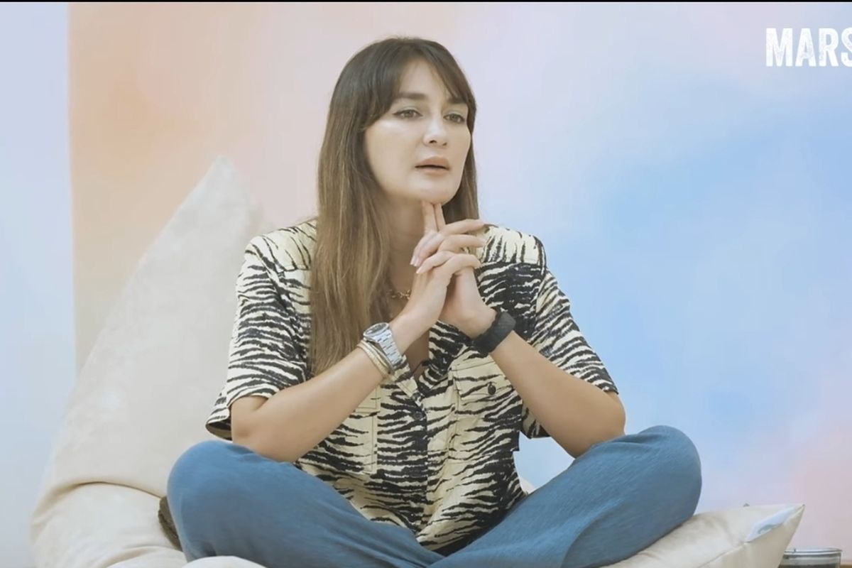 Luna Maya saat berbincang di kanal YouTube MARSHED