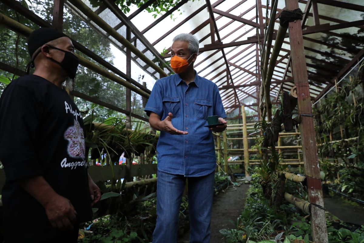 Gubernur Jawa Tengah Ganjar Pranowo saat bertandang ke kediaman Musimin di Turgo, Sleman Yogyakarta, Minggu (21/2/2021). 