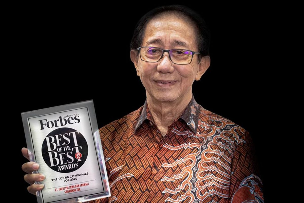 Direktur Sido Muncul Irwan Hidayat saat meneri penghargaan Best of The Best dari Forbes 
