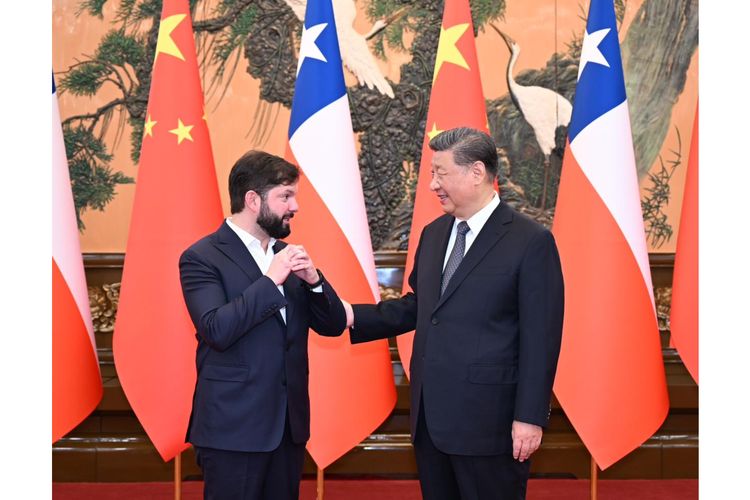 Presiden China Xi Jinping (kanan) bersama Presiden Chile Gabriel Boric.