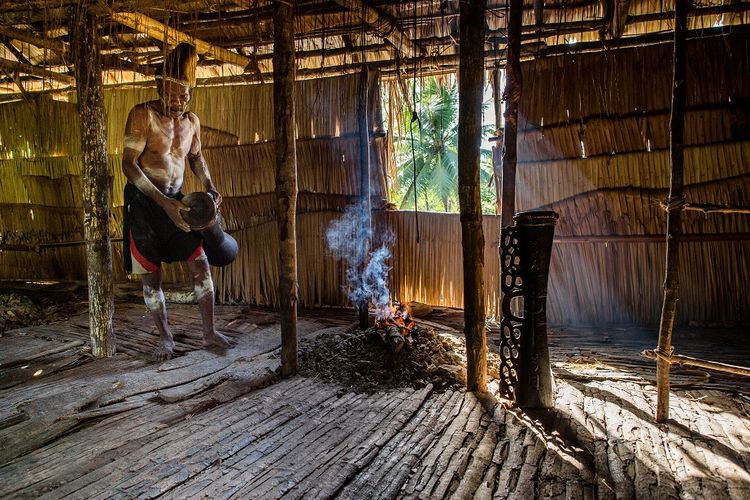 Suku Asmat di Papua DOK. Shutterstock/Sergey Uryadnikov