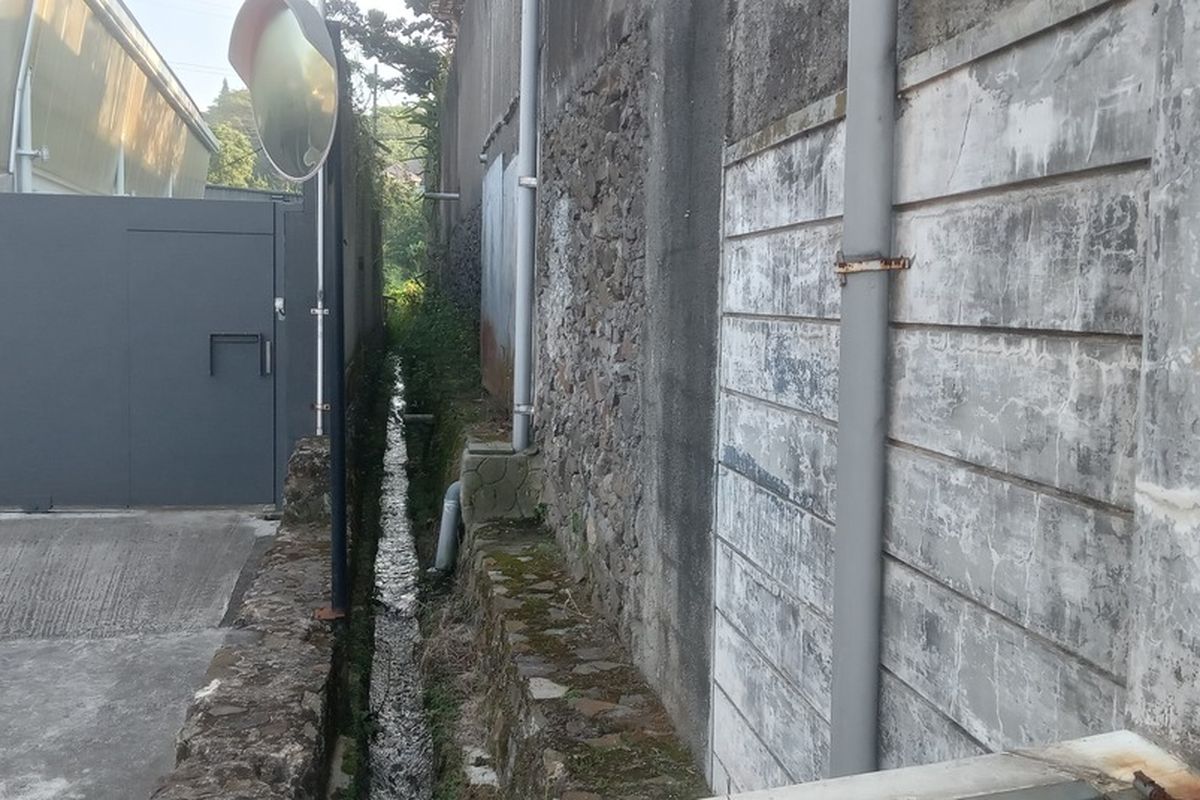 Saluran air yang diduga menjadi akses macan sebelum memasuki hotel di Padasaluya, Rancasari, Kota Bandung, Rabu (9/10/2025)