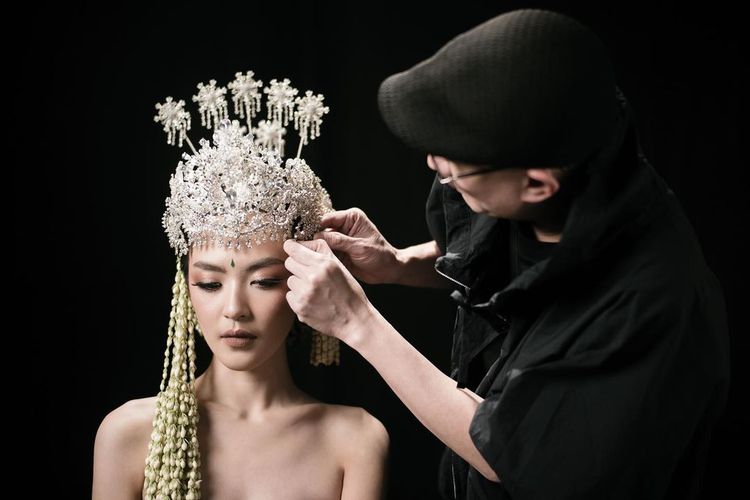 Ilustrasi Rinaldy Yunardi sedang merancang aksesori bernuansa budaya lokal