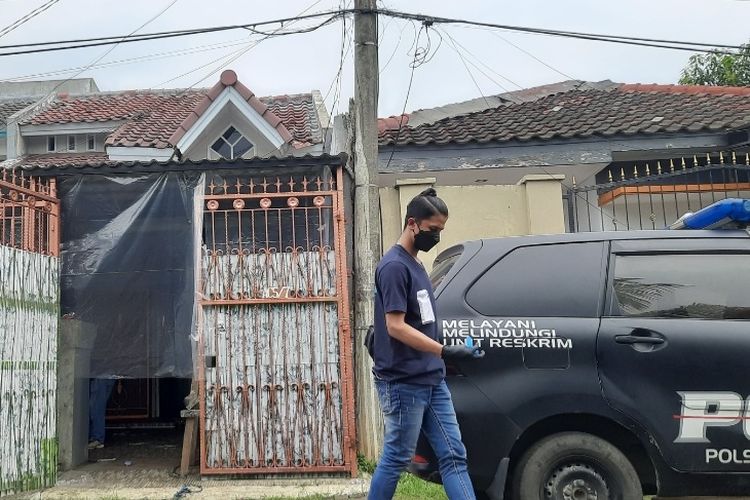 Polisi melakukan olah tempat kejadian perkara (TKP) satu keluarga yang tewas di dalam sebuah rumah di Citra Garden 1, Kalideres, Jakarta Barat. Pantauan di lokasi, Minggu (13/12/2022) siang, jajaran Kepolisian Sektor Kalideres tiba sekitar pukul 12.15 WIB.