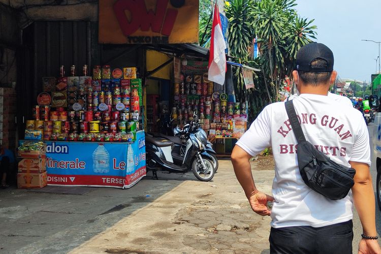Pekerja Khong Guan yang melewati kios biskuit Khong Guan di dekat Pabrik Khong Guan, Jakarta Timur, Kamis (3/8/2023) 
