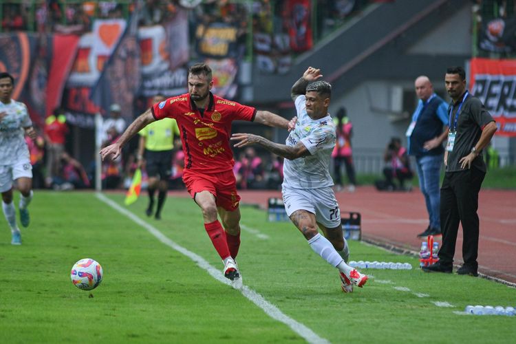 Aksi Ciro Alves (kanan) berduel dengan Ramon Bueno (kiri) dalam laga pekan ke-23 Liga 1 2024-2025 antara Persija vs Persib di Stadion Patriot Candrabhaga, Bekasi, Minggu (16/2/2025).