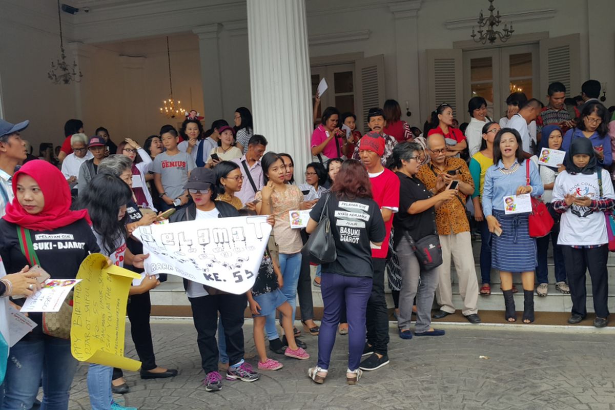 Para pendukung beramai-ramai datang ke Balai Kota DKI Jakarta untuk merayakan ulang tahun ke-55 Gubernur DKI Jakarta Djarot Saiful Hidayat, Kamis (6/7/2017).