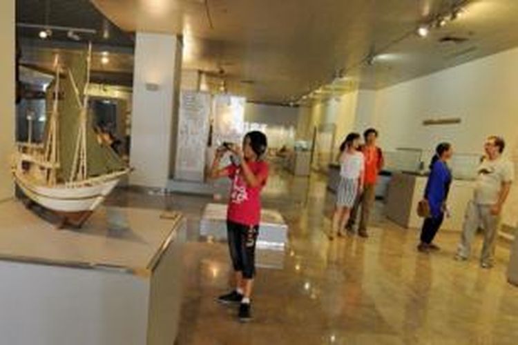 Kunjungan wisatawan mancanegara di Museum Nasional Jakarta, Jumat (4/10/2013).  