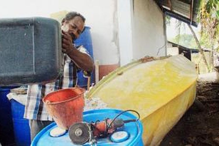 Sawal Serang (52), warga Desa Leebetawi, Kecamatan Dullah Utara, Kota Tual, Provinsi Maluku, merupakan salah satu pelaku Program Pemberdayaan Masyarakat Maren (P2MM). Sawal memilih usaha pembuatan fiberglass.