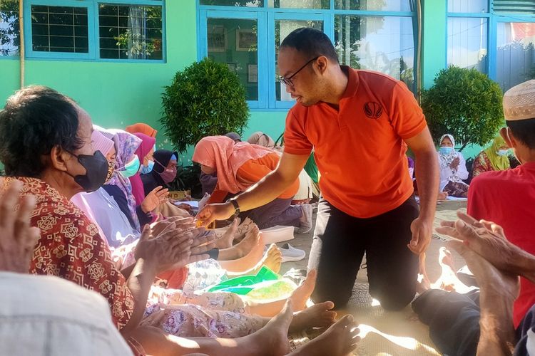 Dokter Sotya Satmoka Adira melayani pasien lanjut usia dan diabetes melitus di Puskesmas Sentolo I, Kalurahan Sentolo, Kapanewon Sentolo, Kabupaten Kulon Progo, Daerah Istimewa Yogyakarta.