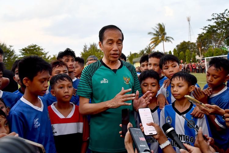 Presiden Joko Widodo saat memberikan keterangan usai bermain sepak bola di Gorontalo, Minggu (21/4/2024). 