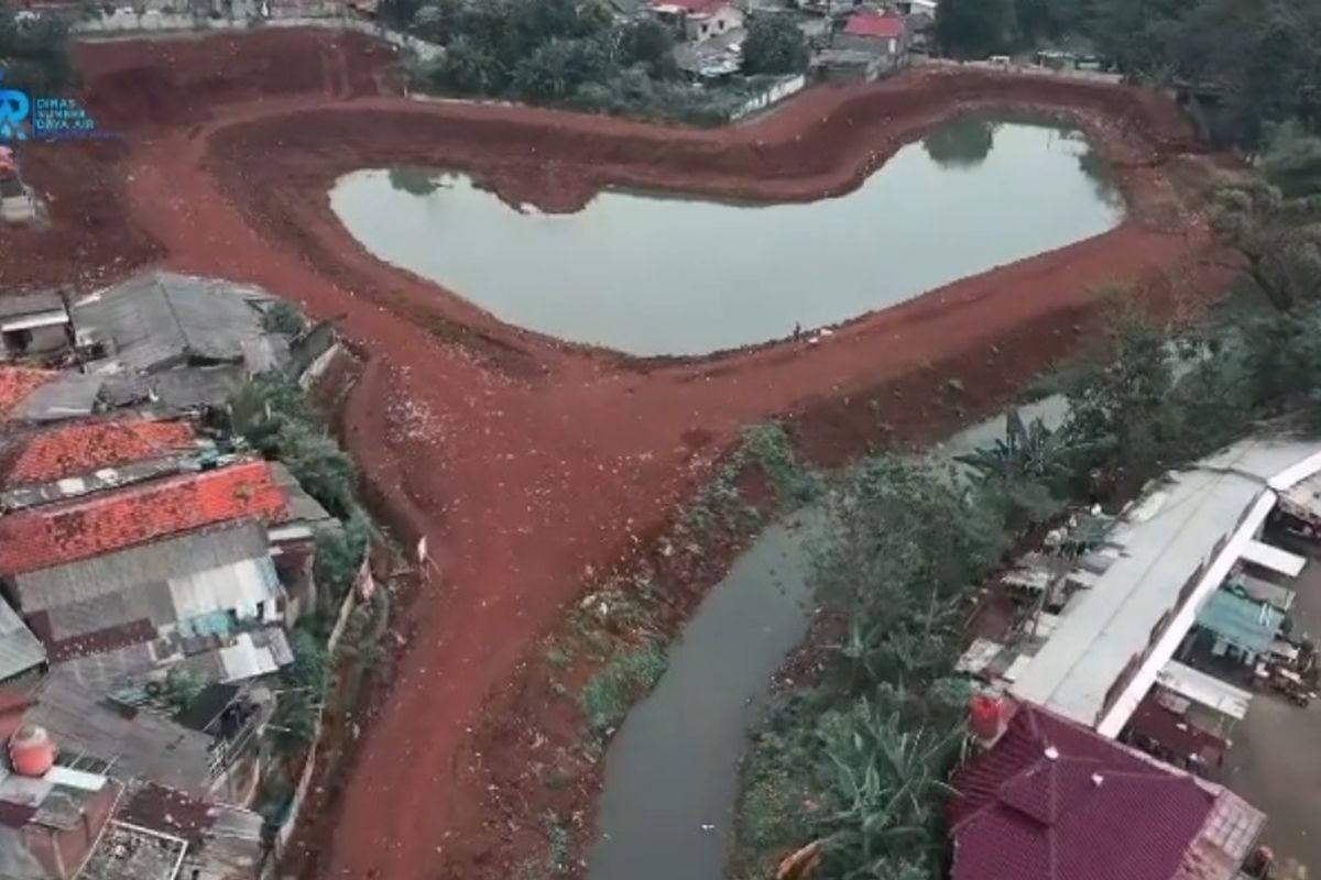 Penyodetan dan penurapan Waduk Kampung Rambutan I dan II di wilayah RW 06 Kelurahan Rambutan, Kecamatan Ciracas, Jakarta Timur, dilanjutkan.