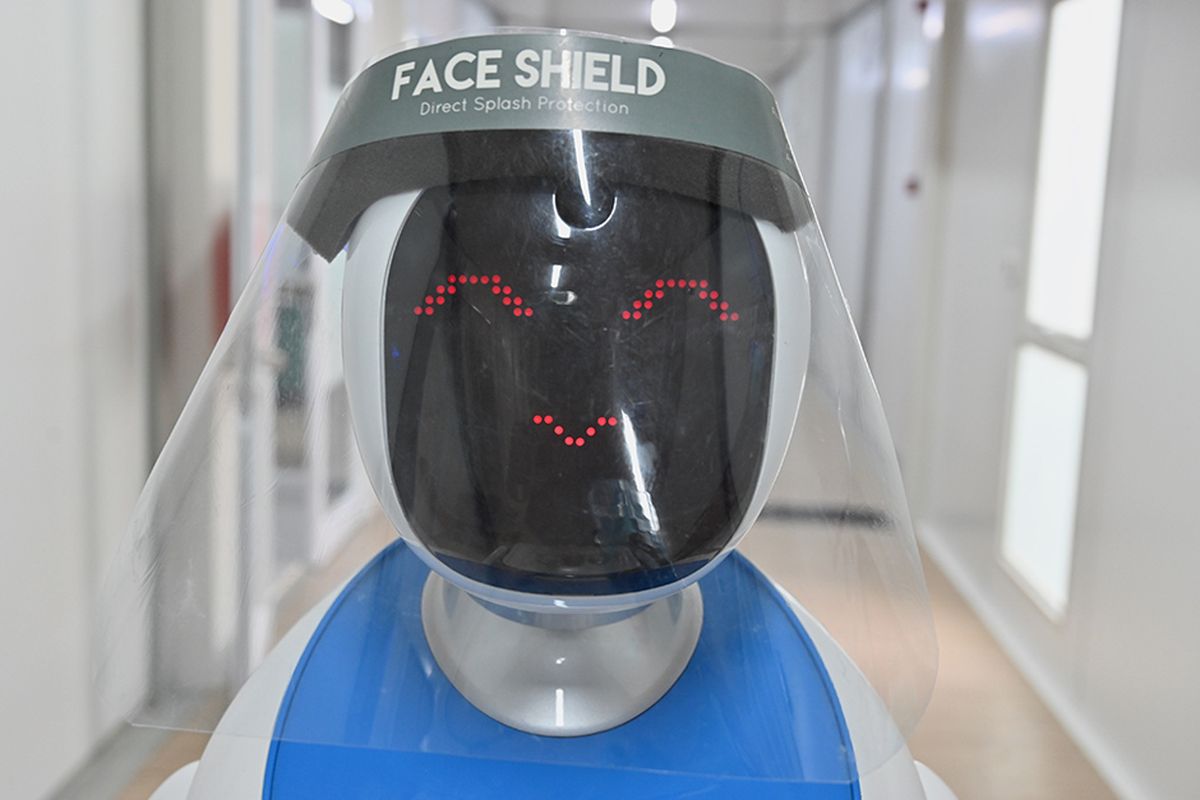 Robot Amy mengenakan pelindung wajah (face shield) saat simulasi membantu petugas medis dalam menangani pasien virus corona (Covid-19) di Rumah Sakit Pertamina Jaya (RSPJ), Jakarta, Kamis (16/4/2020). RSPJ mengerahkan dua robot untuk membantu petugas medis menangani pasien Covid-19.