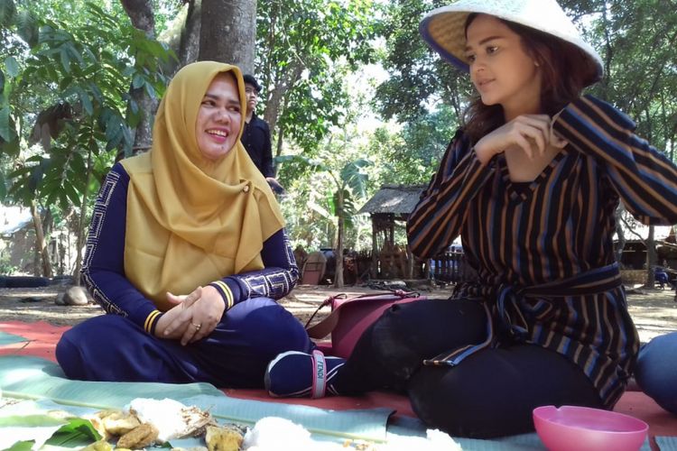 Artis peran Cut Meyriska saat sambangi desa Wisata Kandri di Kota Semarang, Sabtu (29/9/2018). 