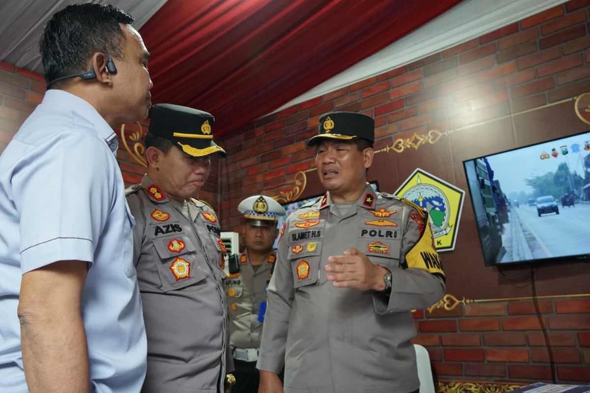 Wakapolda Jawa Timur Brigjen Pol Slamet Hadi Supraptoyo (kanan), saat meninjau pos pelayanan Natal 2022 dan Tahun Baru 2023 Polres Gresik yang bertempat di Icon Mall, Gresik, Jawa Timur, Rabu (28/12/2022).